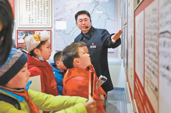 香山公園里孩子們聆聽歷史講解。