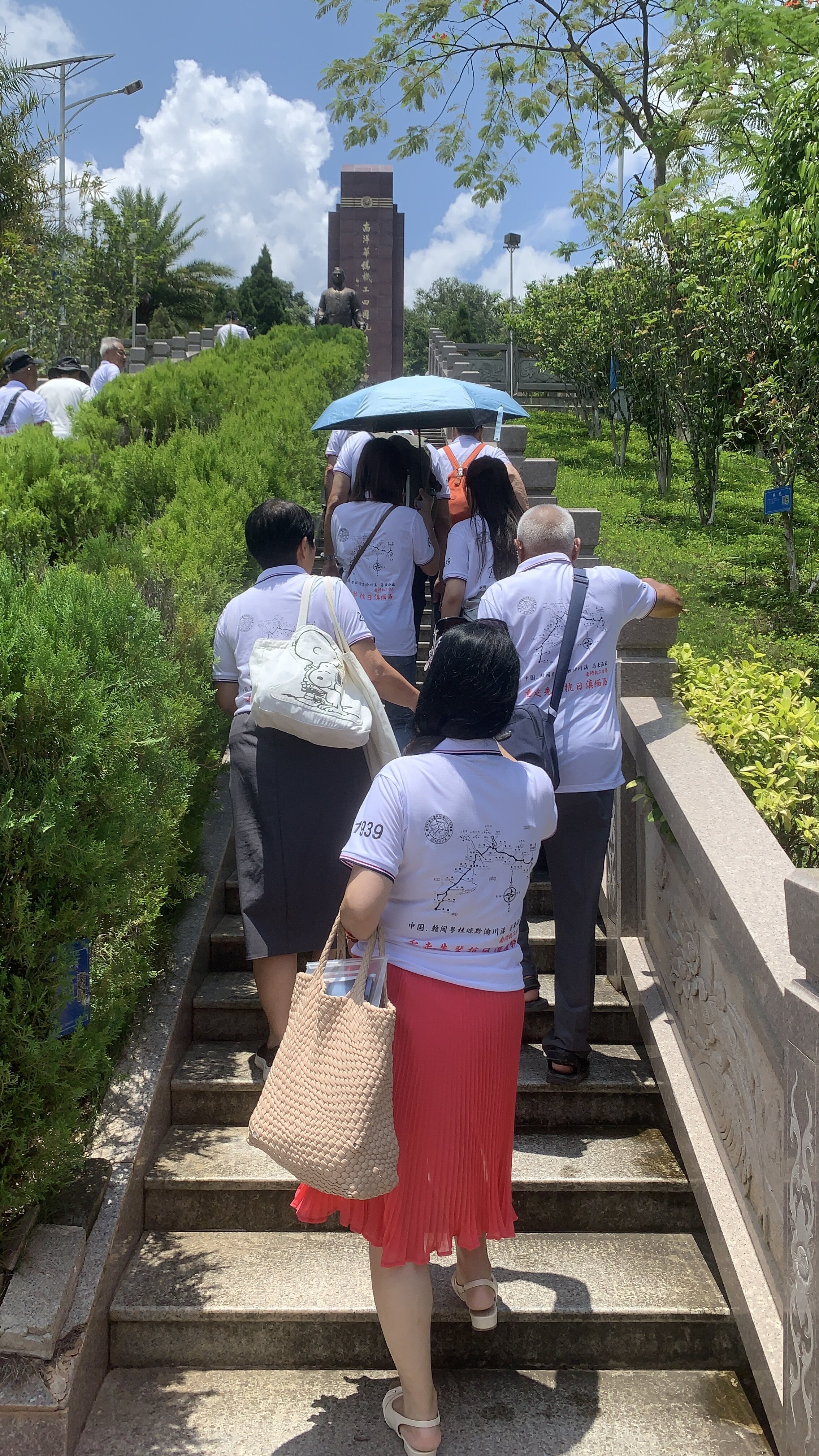 南橋機工后代走向紀念碑宋海燕攝